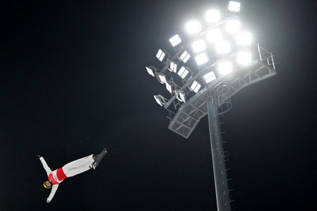 她双腿大开被绑在床调教ktv